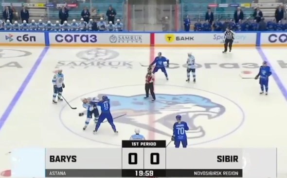 Tuča na prvoj sekundi utakmice KHL-a između Barisa i Sibira