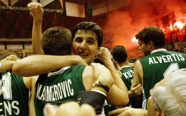 Panathinaikos skida šampionski baner Dejana Bodiroge iz 2002. godine u znak protesta
