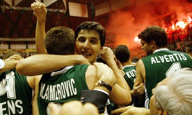 Panathinaikos skida šampionski baner Dejana Bodiroge iz 2002. godine u znak protesta