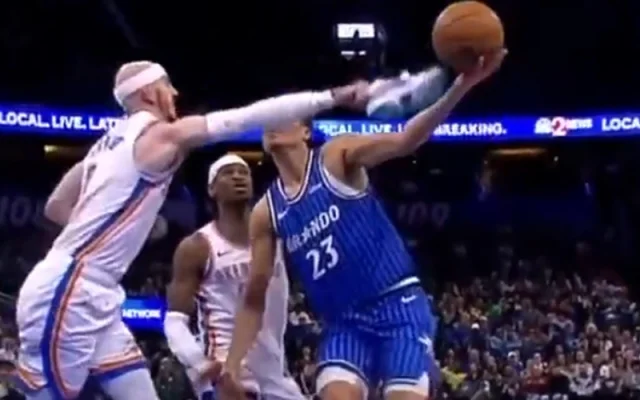 Alex Caruso, šta to radiš?! Blok-šut… patikom protiv Tristana da Silve!