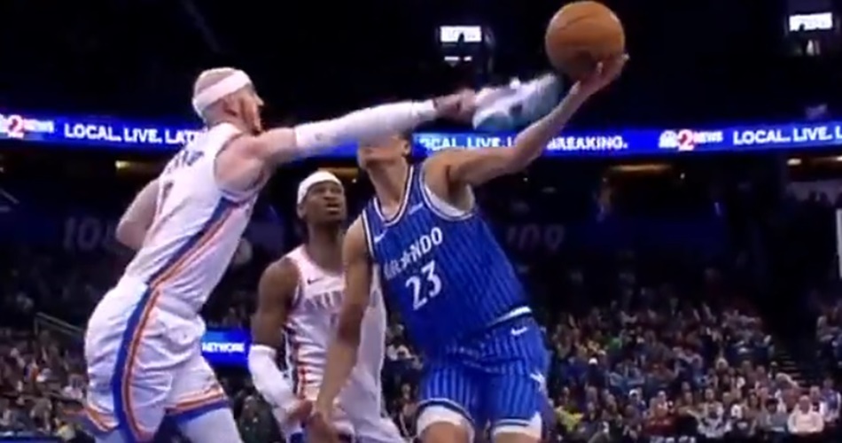 Alex Caruso, šta to radiš?! Blok-šut… patikom protiv Tristana da Silve!