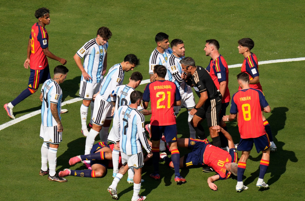 Haos posle finala: Paredes dobio crveni karton
